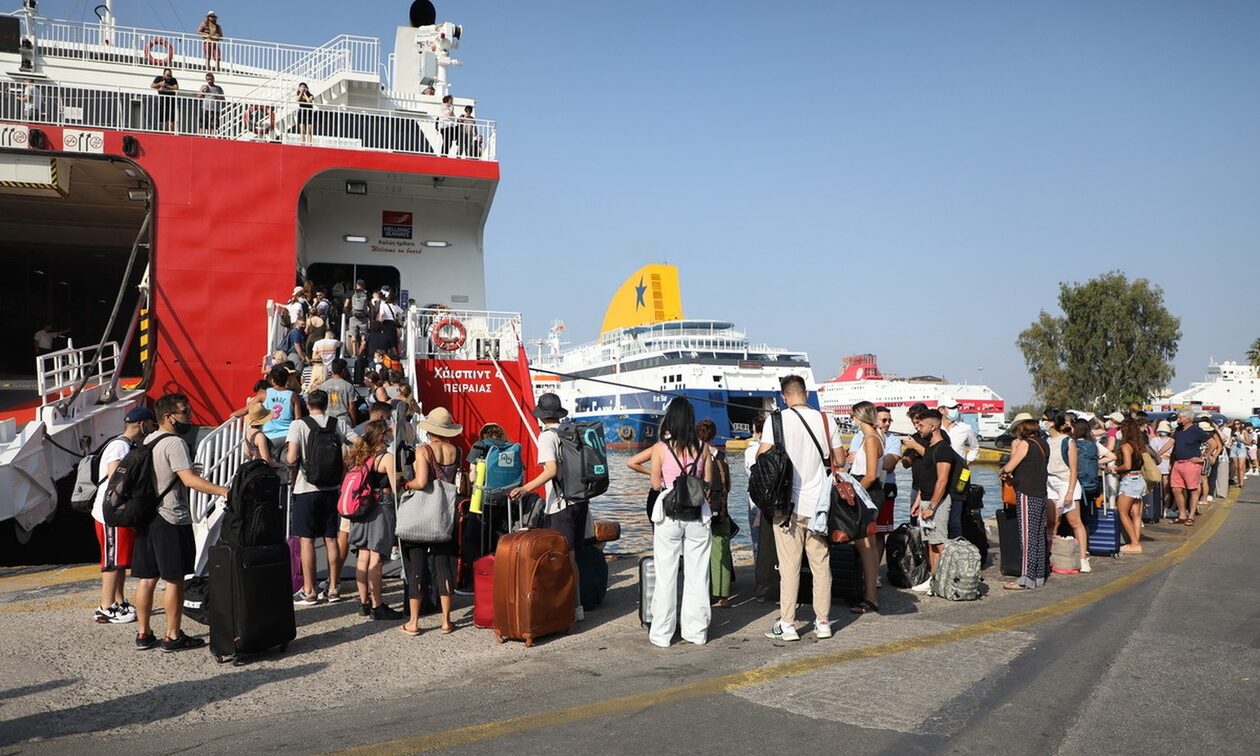 «Βούλιαξαν» τη θερινή περίοδο τα λιμάνια του Πειραιά της Ραφήνας και του Λαυρίου