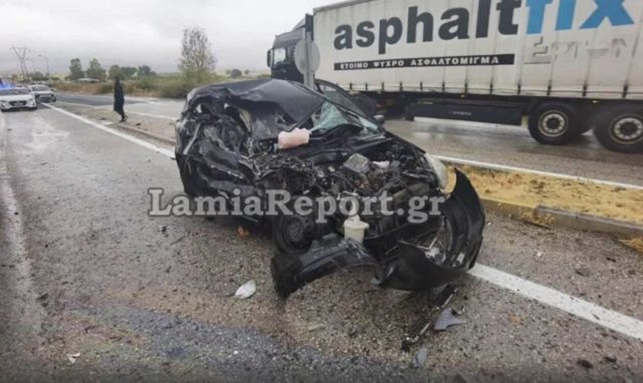Λαμία: Τραγικό τροχαίο δυστύχημα – Νταλίκα «διέλυσε» δύο αυτοκίνητα, μία γυναίκα νεκρή