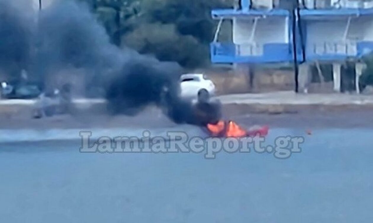 Λαμπάδιασε σκάφος στις Ράχες μέσα στη θάλασσα