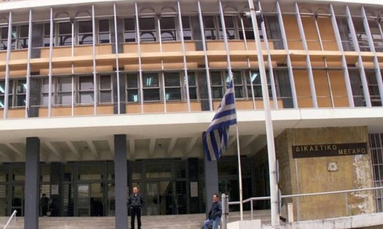 Θεσσαλονίκη: Γείτονες οδηγήθηκαν στα δικαστήρια – Πιάστηκαν στα χέρια για μία κάμερα