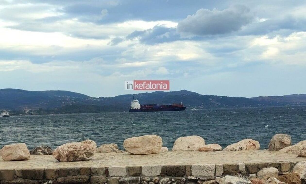 Ρυμουλκούνται στο λιμάνι του Αργοστολίου τα δυο εμπορικά πλοία που συγκρούστηκαν