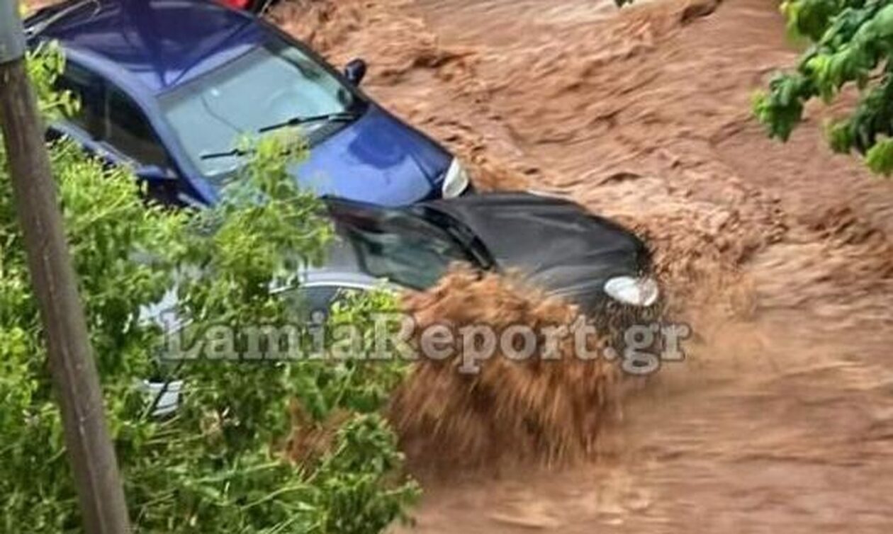 Λαμία: Παρασύρθηκαν αυτοκίνητα μέσα από τον χείμαρρο (Δείτε το συγκλονιστικό βίντεο)
