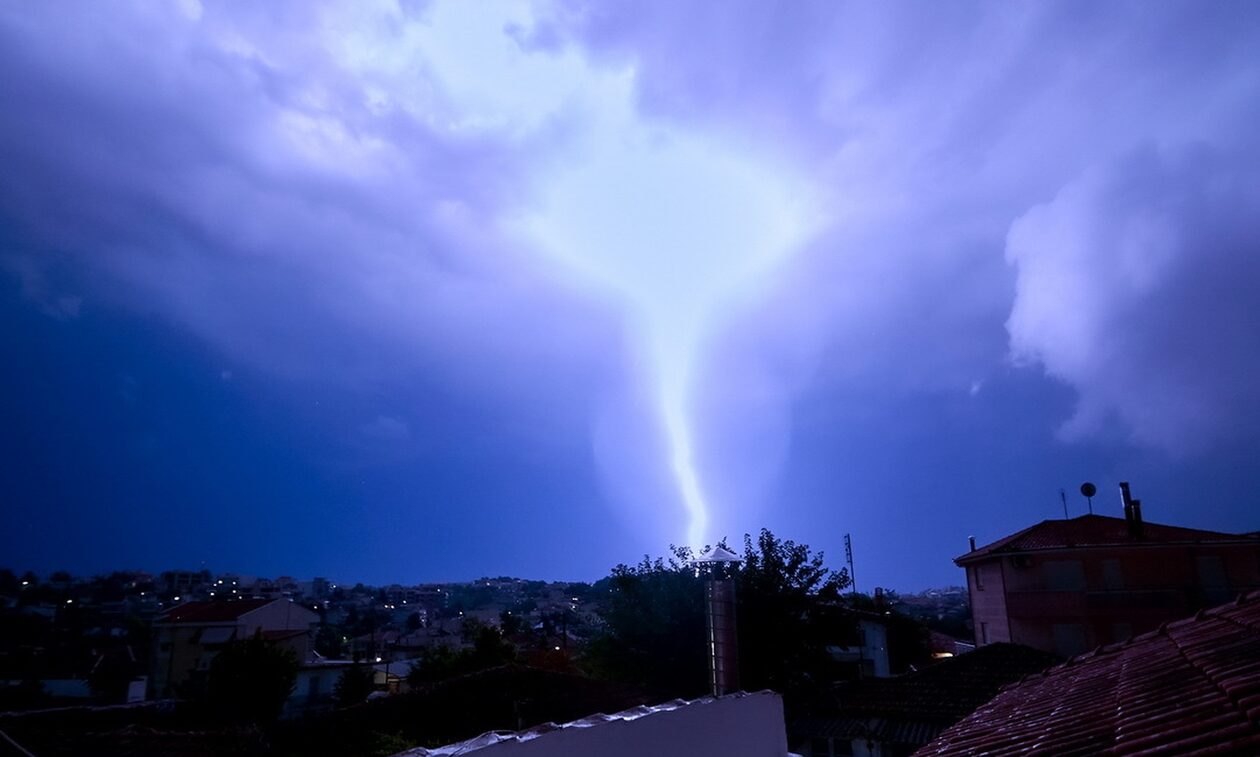 Νύχτα αγωνίας στη Θεσσαλία: Υπερχείλισαν ποταμοί, φτιάχνουν αναχώματα για τα ορμητικά νερά