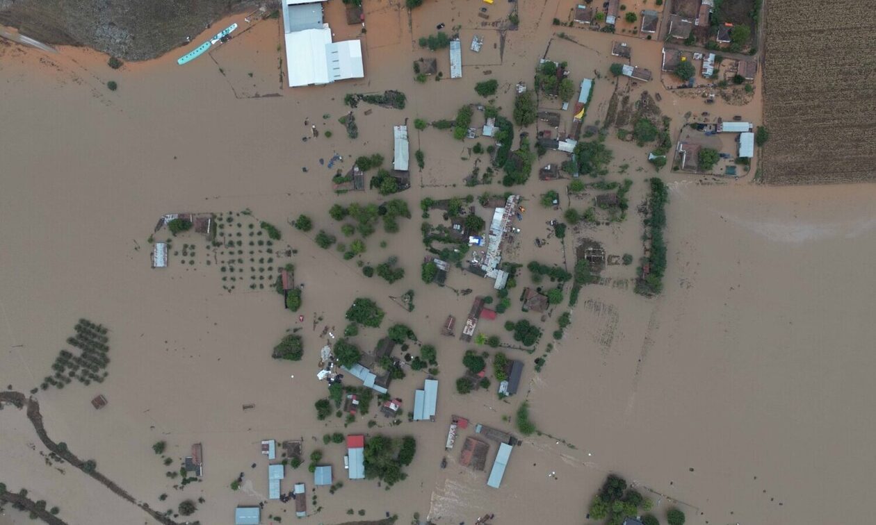 Κακοκαιρία Daniel: Τα ορμητικά νερά κάλυψαν το χωριό Κάστρο στη Λάρισα (vid)