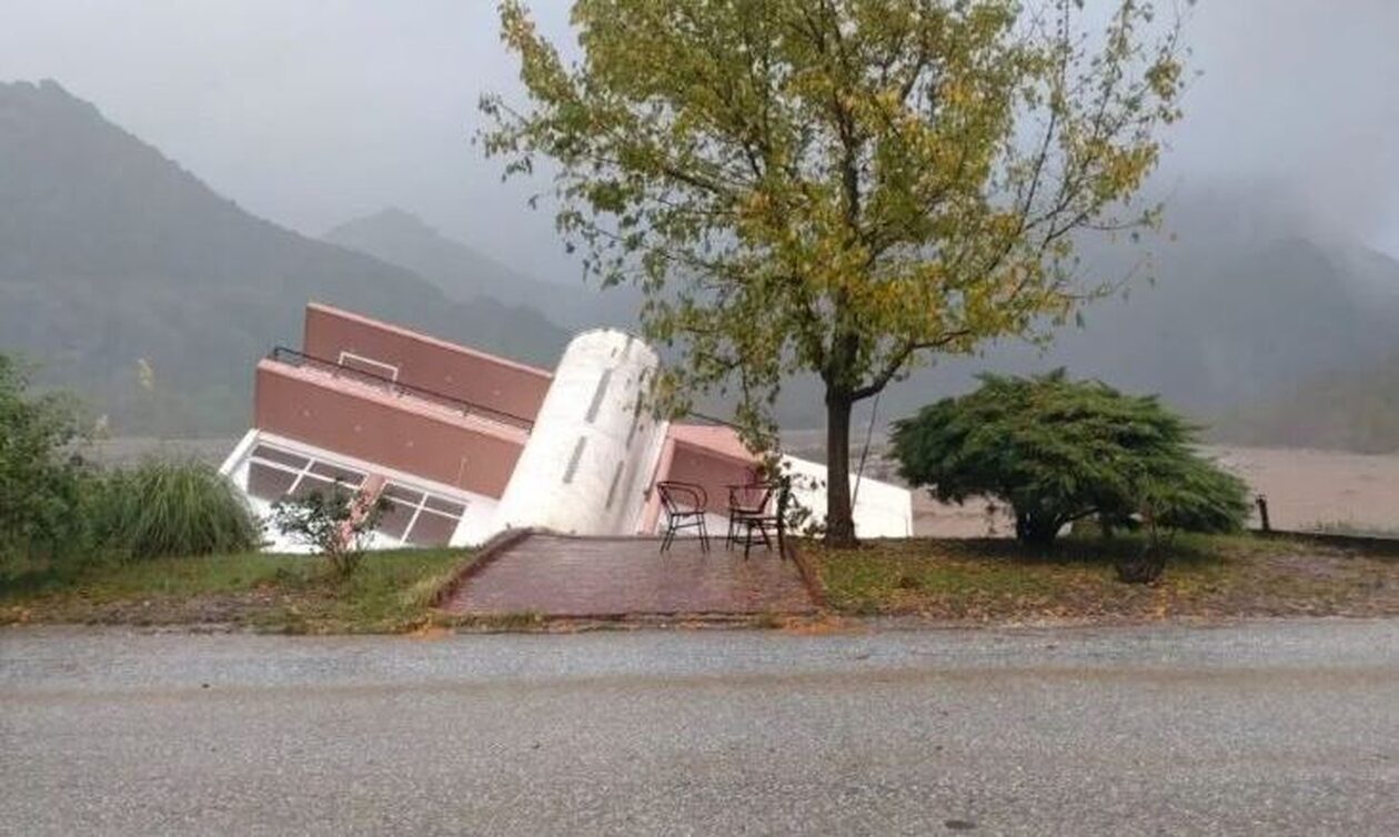 Κακοκαιρία Daniel: Το ποτάμι παρέσυρε τριώροφο κτήριο στο Μουζάκι Καρδίτσας