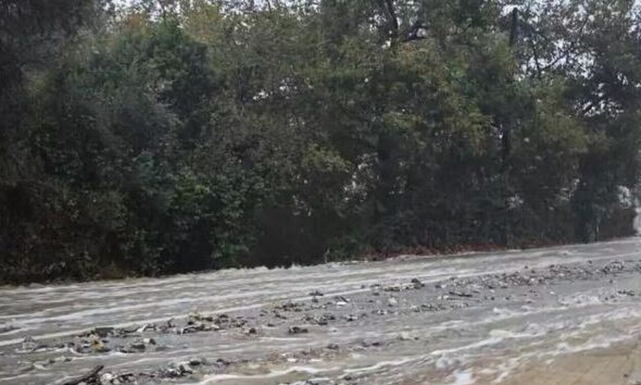 Κακοκαιρία Daniel: Συγκλονιστικό βίντεο – Ο δήμαρχος Σκιάθου βουτάει σε χείμαρρο για να σώσει κόσμο