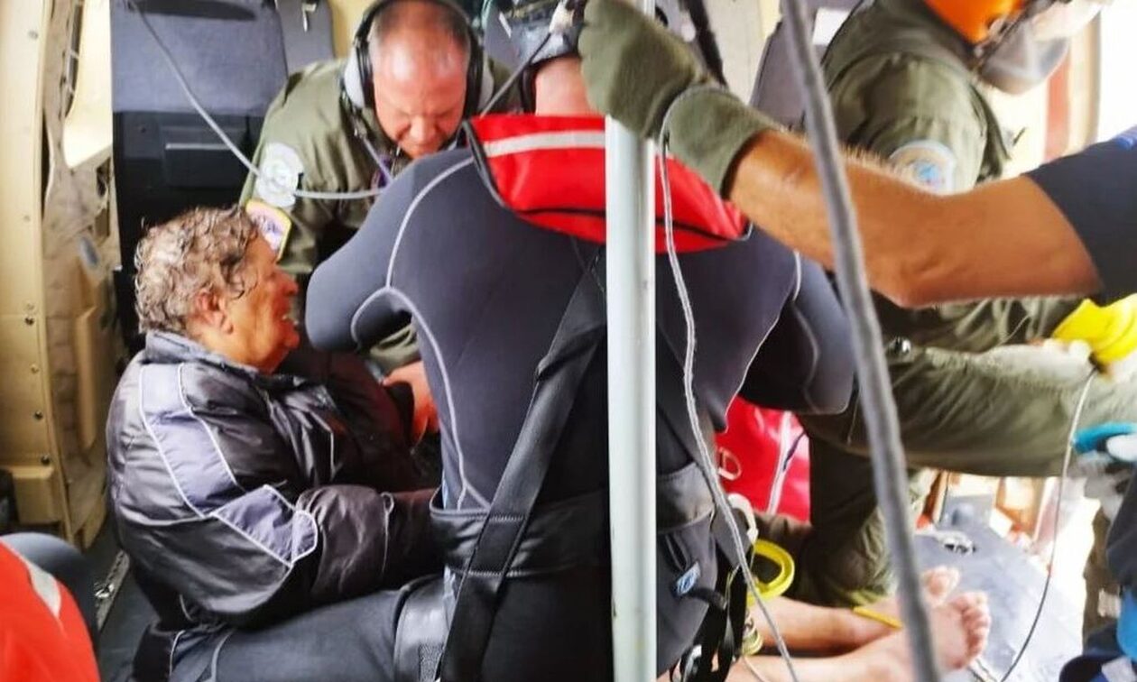 Κακοκαιρία Daniel: Δραματική διάσωση γυναίκας από Super Puma στην Αγία Τριάδα Καρδίτσας