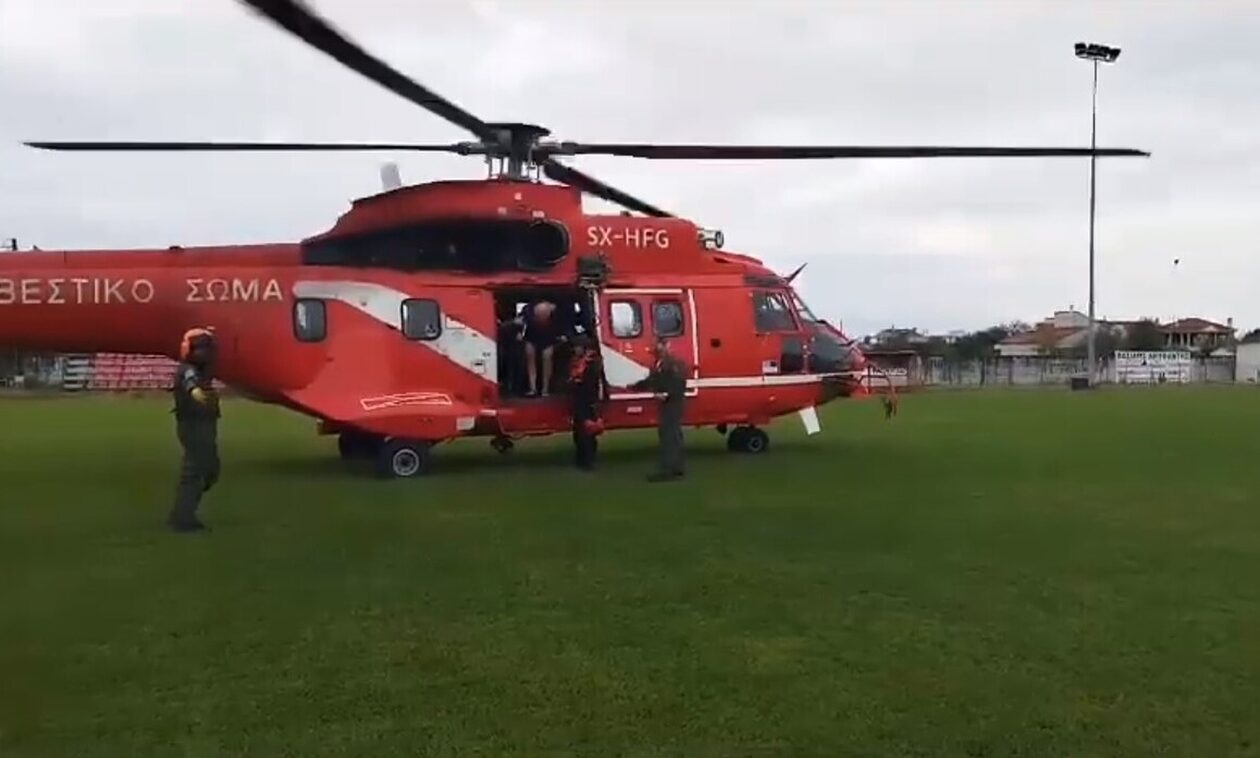 Κακοκαιρία Daniel: Βίντεο από την αποβίβαση των κατοίκων από το Super Puma στο γήπεδο Καρδίτσας