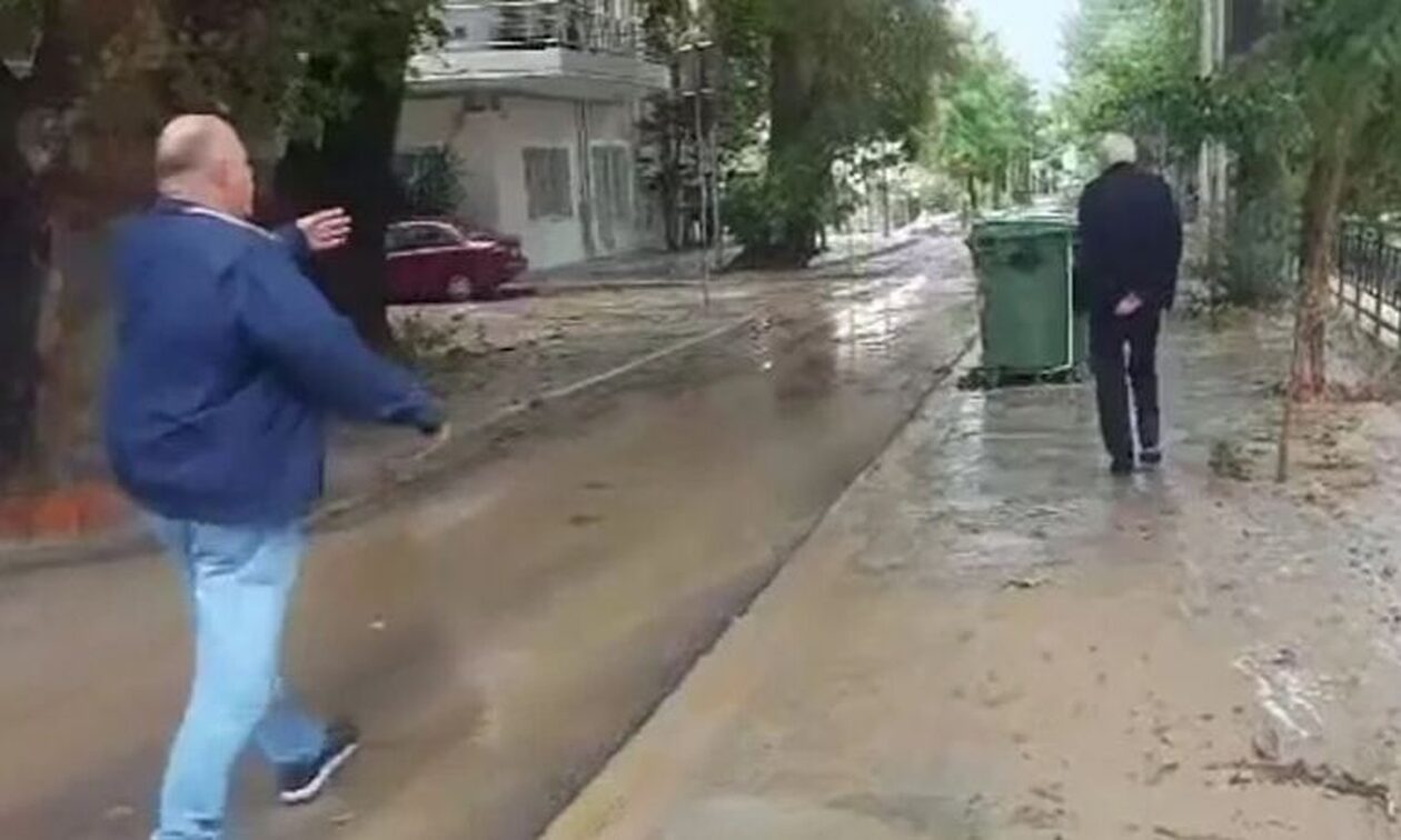 Κακοκαιρία Daniel – Ο Αχιλλέας Μπέος «κατσαδιάζει» κατοίκους στον Βόλο: «Τι ήρθατε εδώ να κάνετε;»