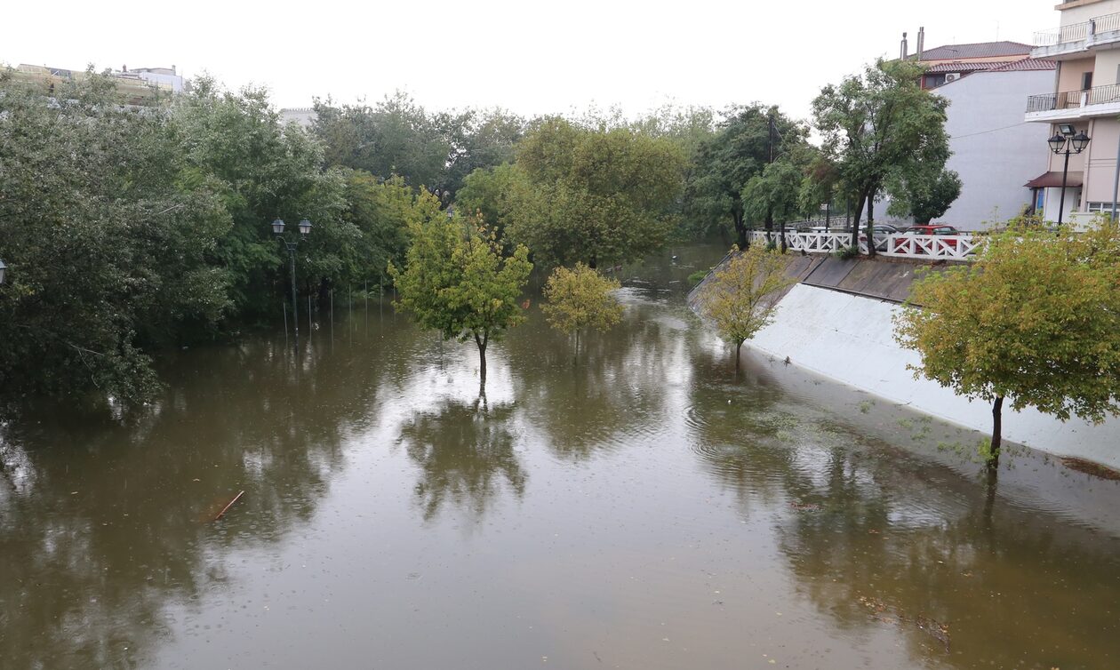 Κακοκαιρία Daniel: «Καταστράφηκα, κάνω κουράγιο για να μην στεναχωρήσω τα παιδιά μου»