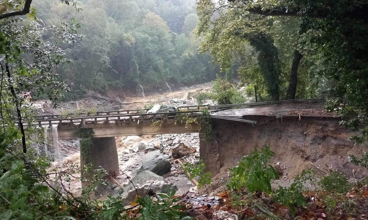 Πήλιο: Πάνω από 50 αυτοκίνητα κατέληξαν στη θάλασσα – Τόνοι λάσπης καλύπτουν τα πάντα