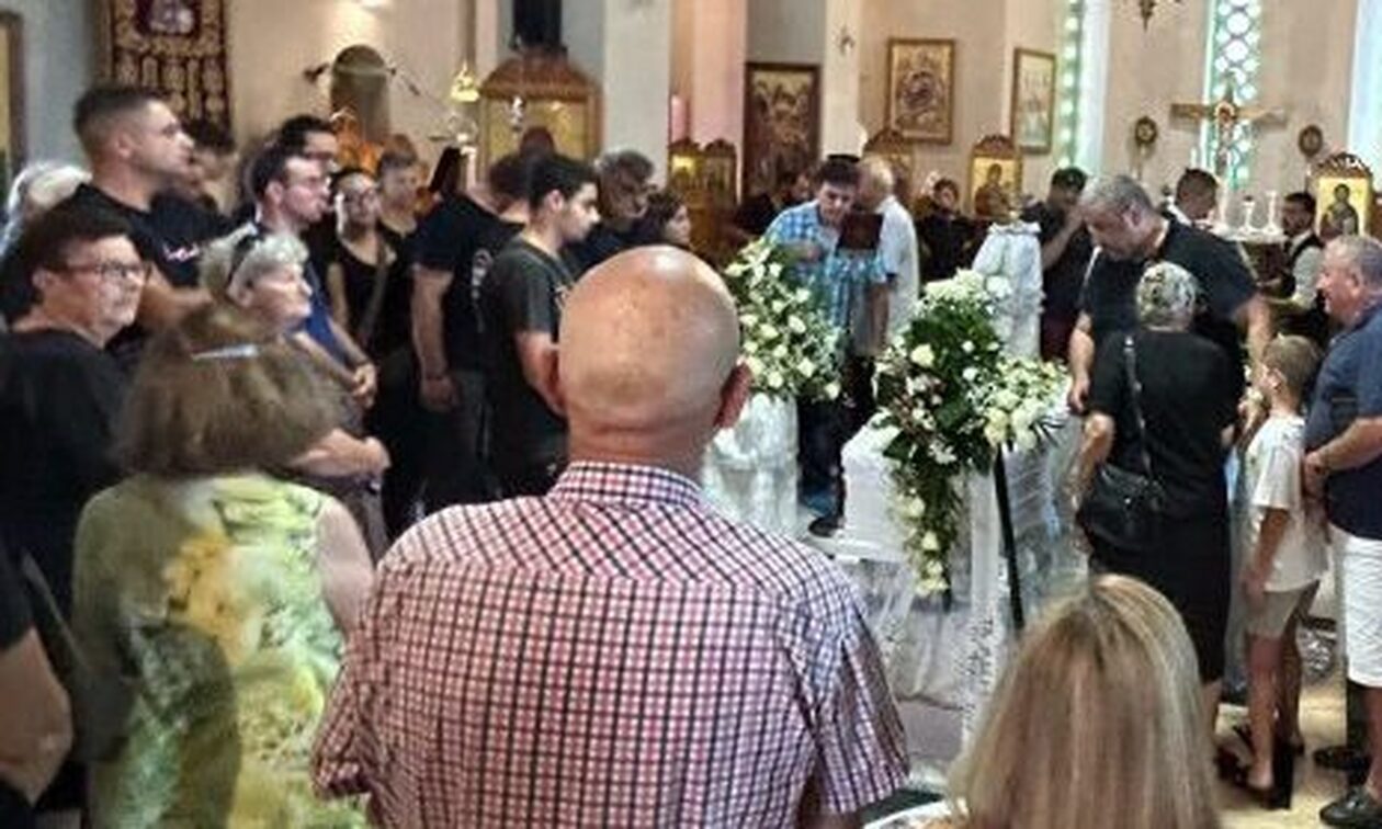 Αντώνης Καργιώτης: Κατέρρευσε και η αδερφή του 36χρονου στην κηδεία του