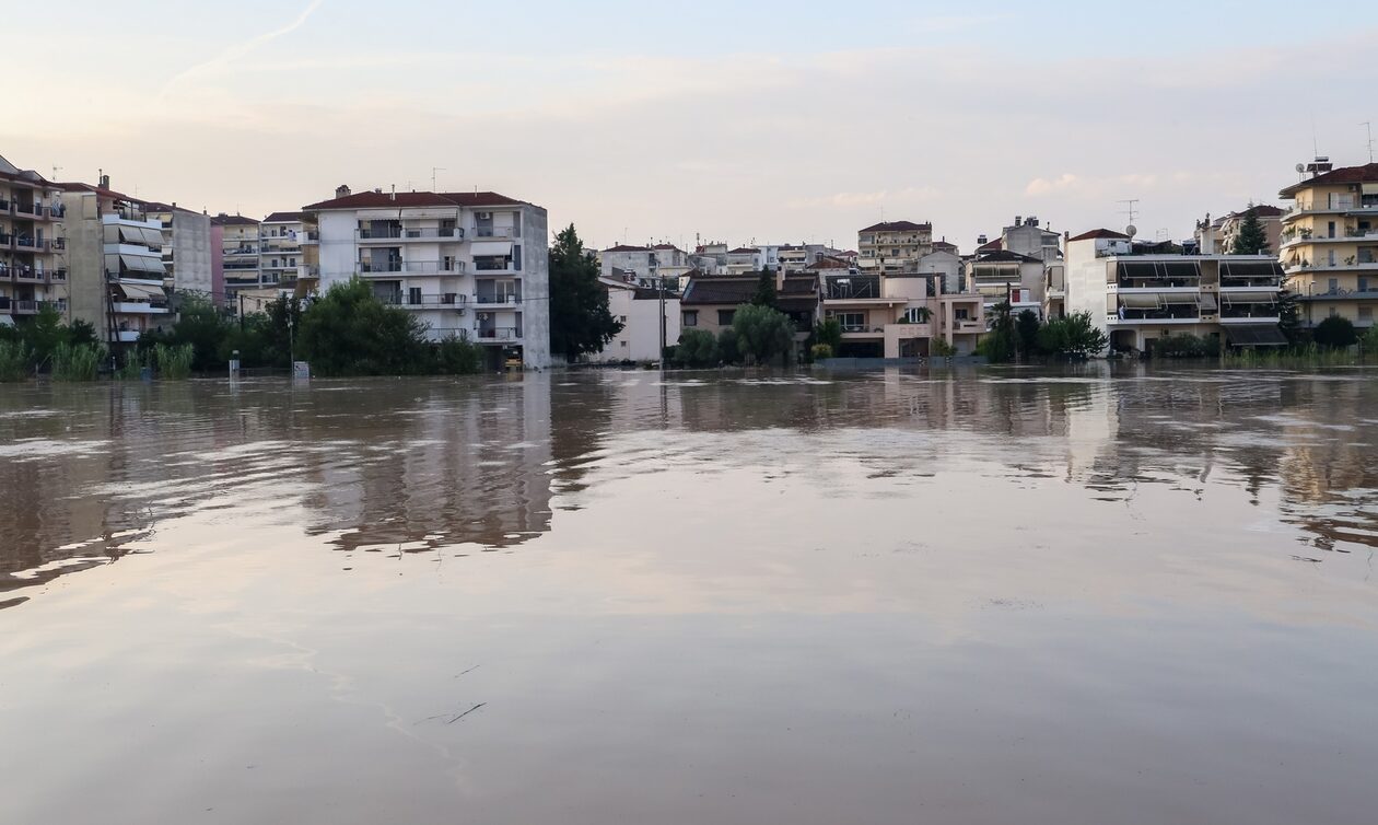 Κακοκαιρία Daniel: Σπάνε αναχώματα στο Φράγμα της Γυρτώνης για να αποσυμφορηθεί ο Πηνειός