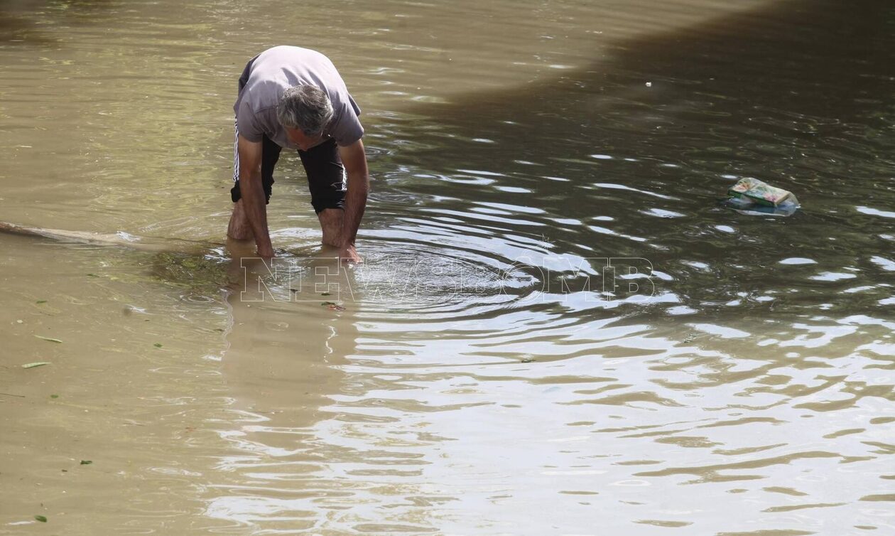 Κακοκαιρία Daniel – Καρδίτσα: «Είμαστε 100 άτομα σε μία καφετέρια με 3 μέτρα νερό από έξω »