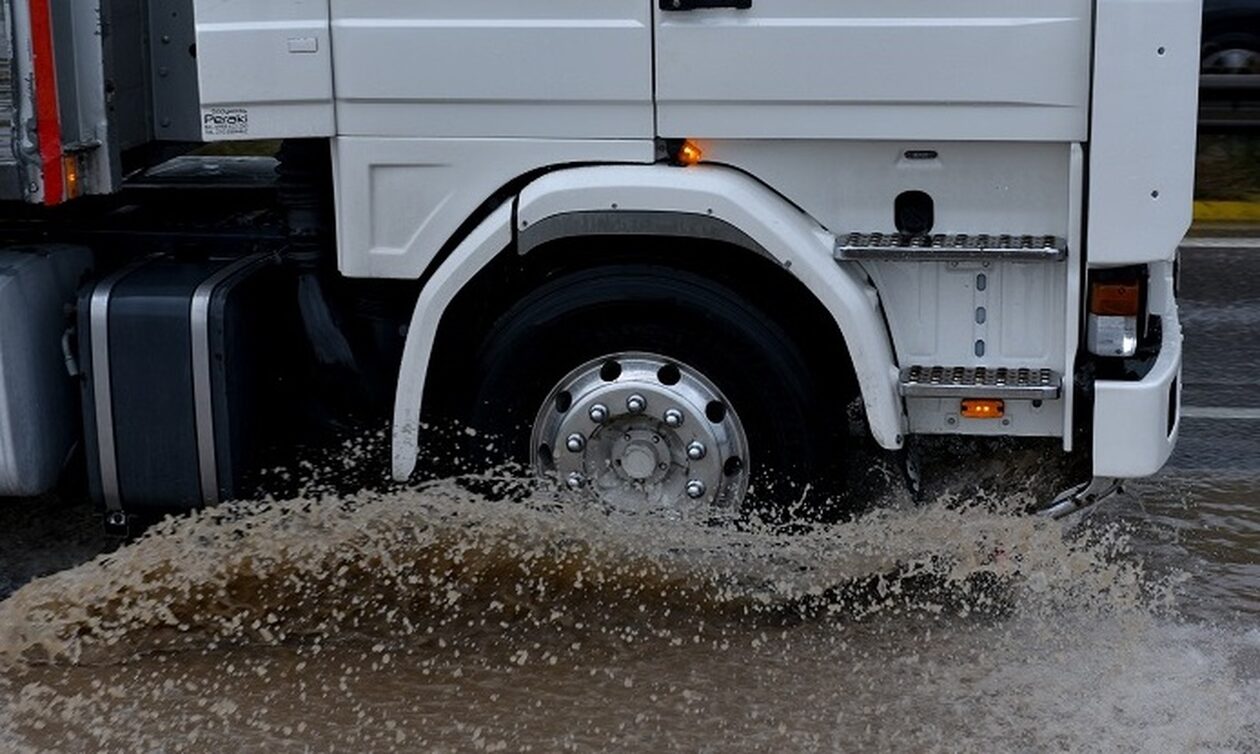 Κακοκαιρία «Daniel»: Έκλεισε η Εθνική Οδός στο ύψος της Λάρισας λόγω υπερχείλισης του Πηνειού