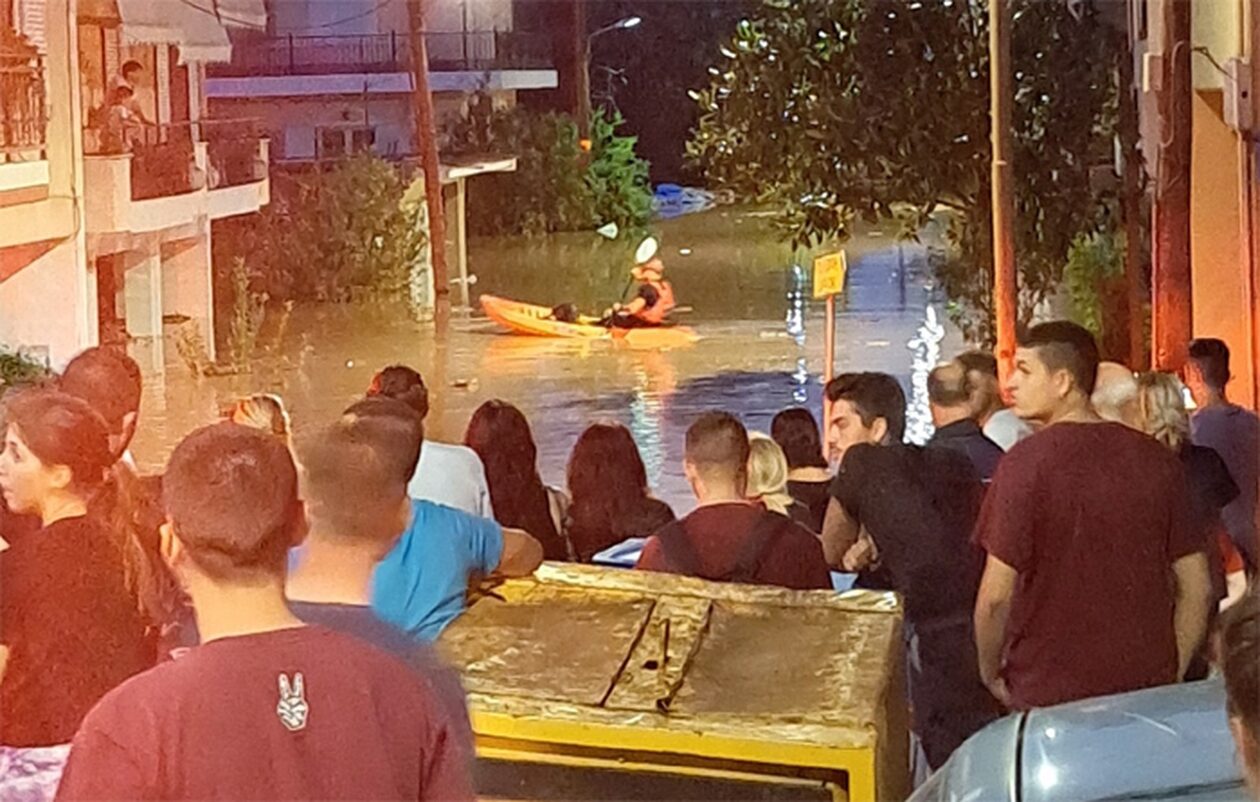 Λάρισσα: Συνεχίζονται και τη νύχτα οι επιχειρήσεις απεγκλωβισμού (vid)