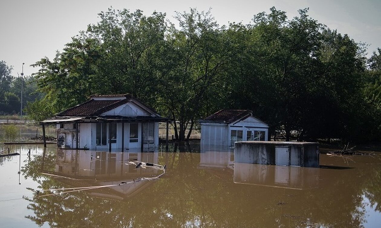 Λάρισα: Έσπασε το Δέλτα του Πηνειού και απειλούνται χωριά – «Το νερό δεν μαζεύεται»