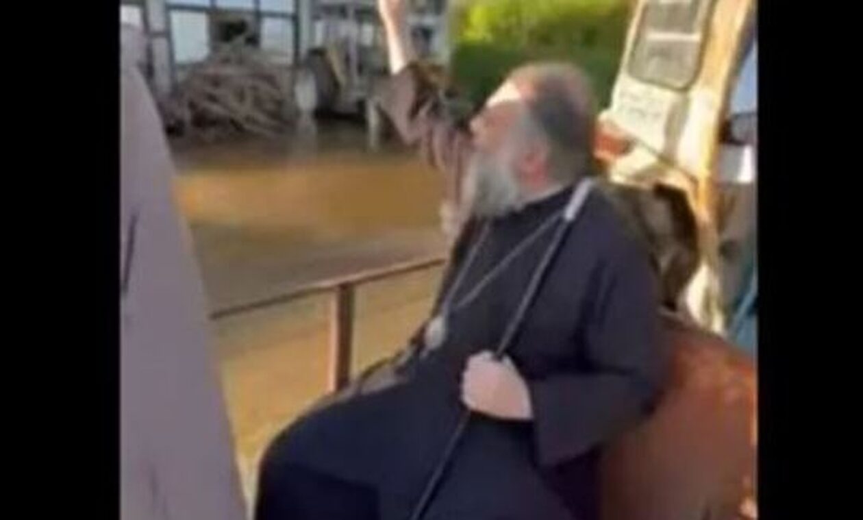 Κακοκαιρία Daniel: O μητροπολίτη Τρίκκης ευλόγησε τους πλημμυροπαθείς από μια καρότσα τρακτέρ (vid)