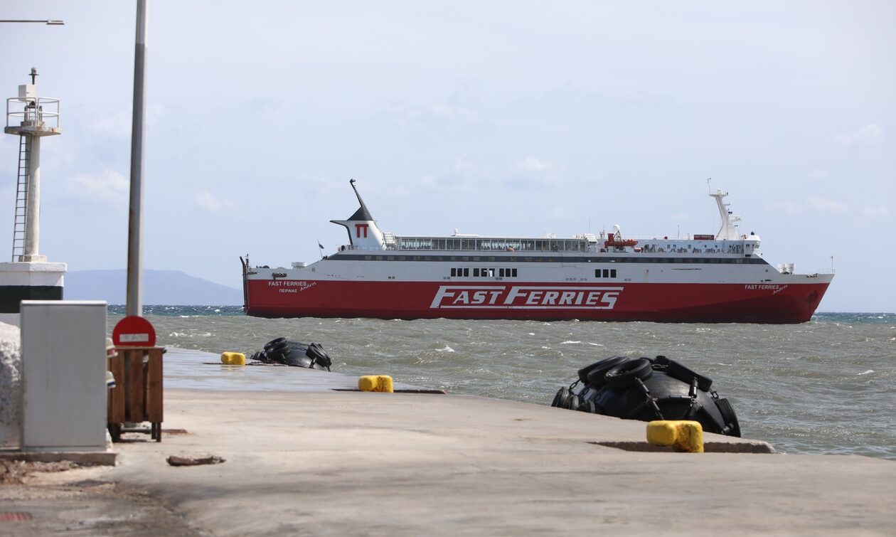 Στη Ραφήνα παραμένει το «Fast Ferries Andros» – Μεγάλη ταλαιπωρία για 734 επιβάτες