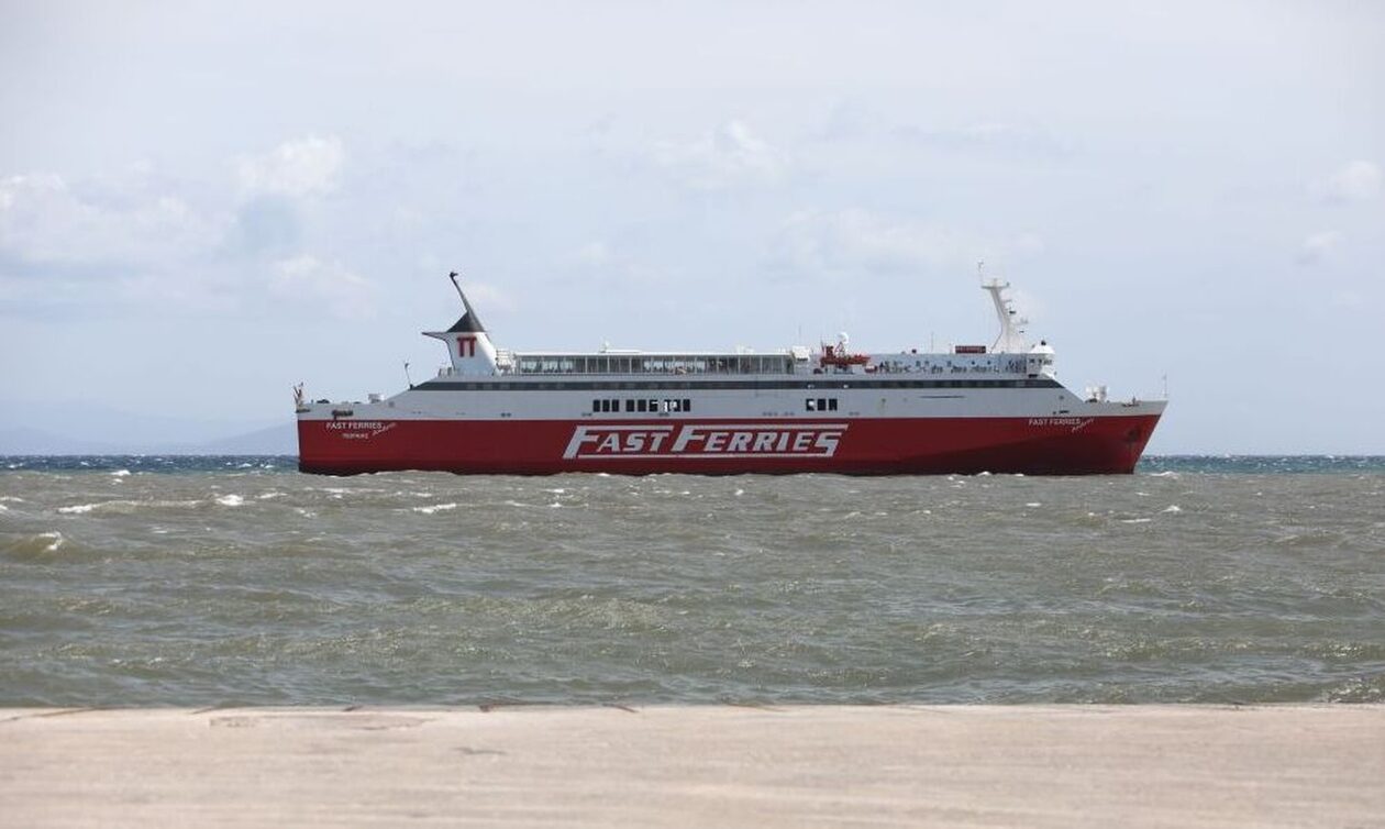 Ανοιχτά της Ραφήνας ακινητοποιημένο το Fast Ferries Andros – Μεταφέρουν τρόφιμα και φάρμακα