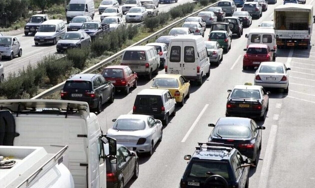 Καραμπόλα στην Εθνική Οδό Αθηνών – Κορίνθου με τρία οχήματα