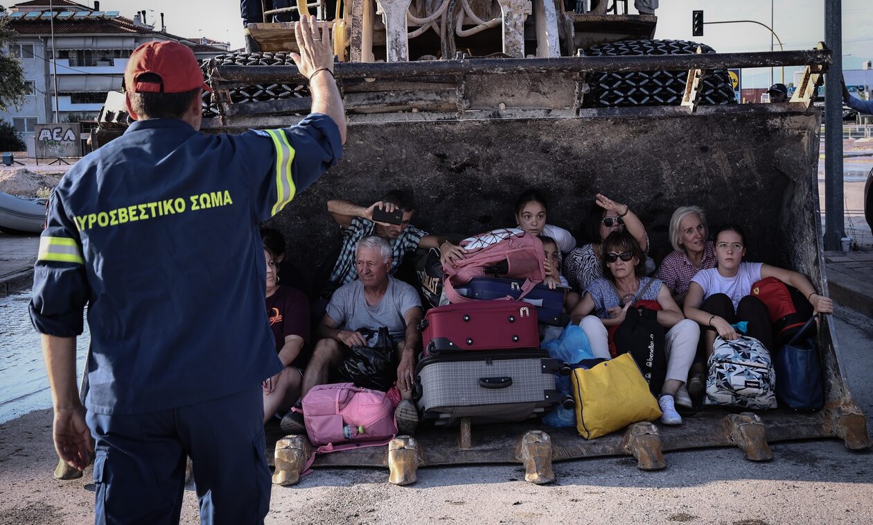 Κακοκαιρία Daniel: Φορτώνουν πολίτες σε μπουλντόζες για να φύγουν από τη Γιάννουλη Λάρισας
