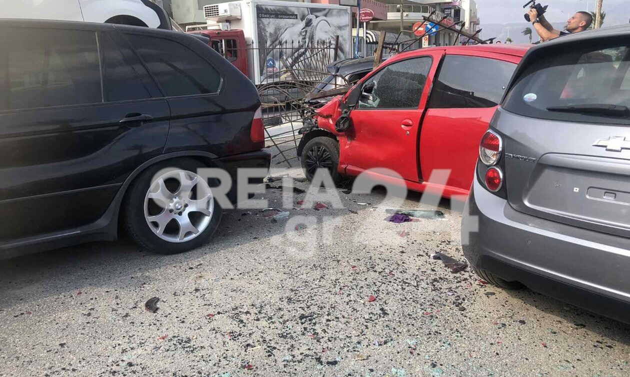 Ηράκλειο: Βίντεο ντοκουμέντο – Η στιγμή που ΙΧ πέφτει πάνω σε μάντρα αυτοκινήτων