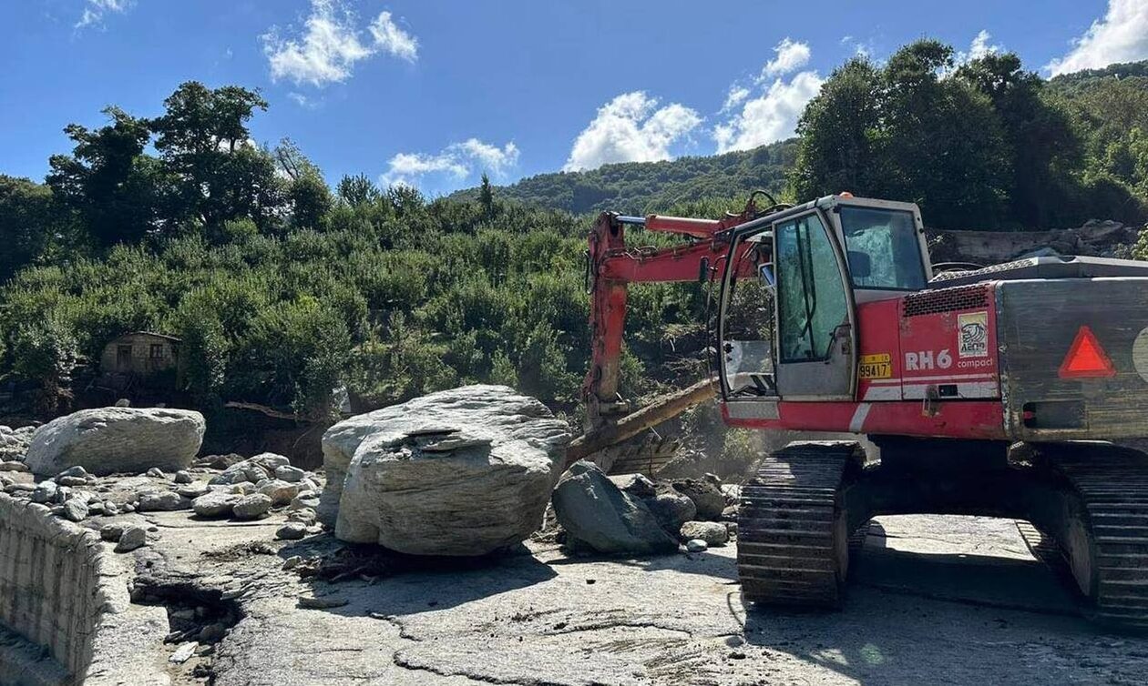 Κακοκαιρία Daniel: Ασταμάτητα δουλεύουν τα μηχανήματα της Περιφέρειας Θεσσαλίας
