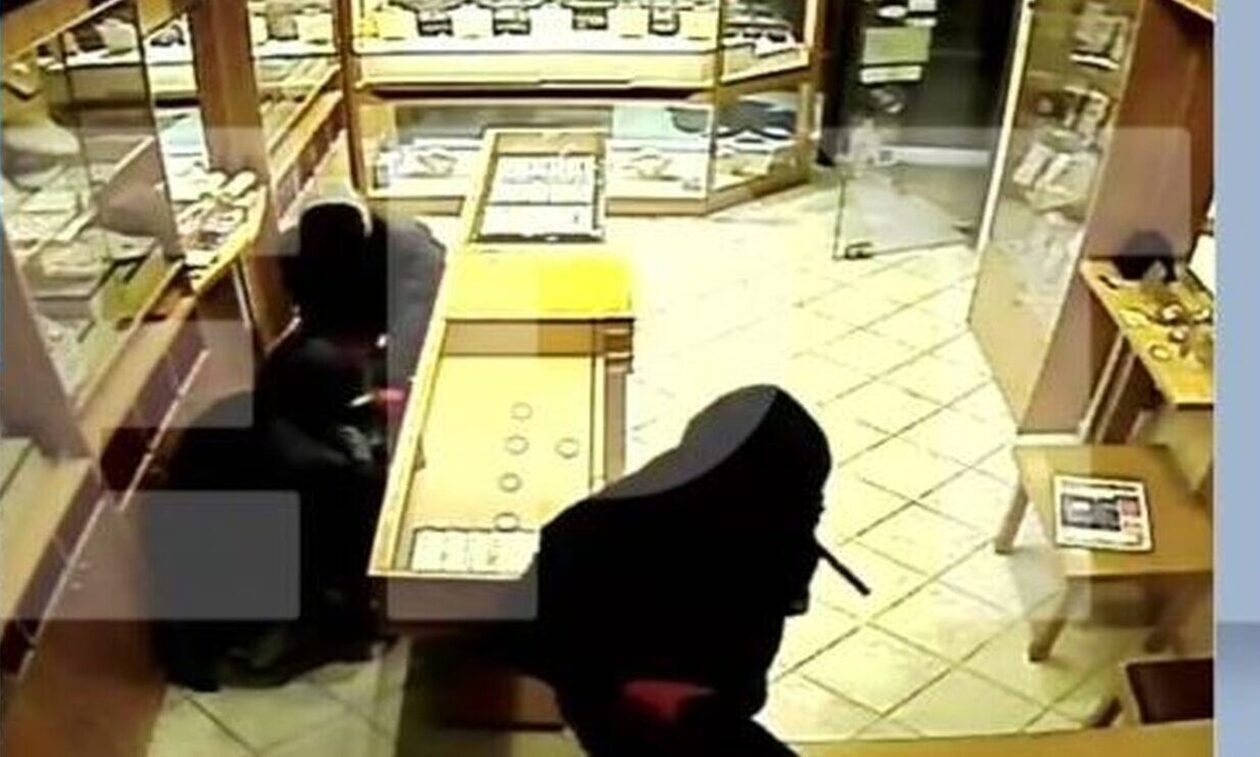 Κινηματογραφική ληστεία στα Μέγαρα: Έπεσαν με αγροτικό σε κοσμηματοπωλείο και το άδειασαν