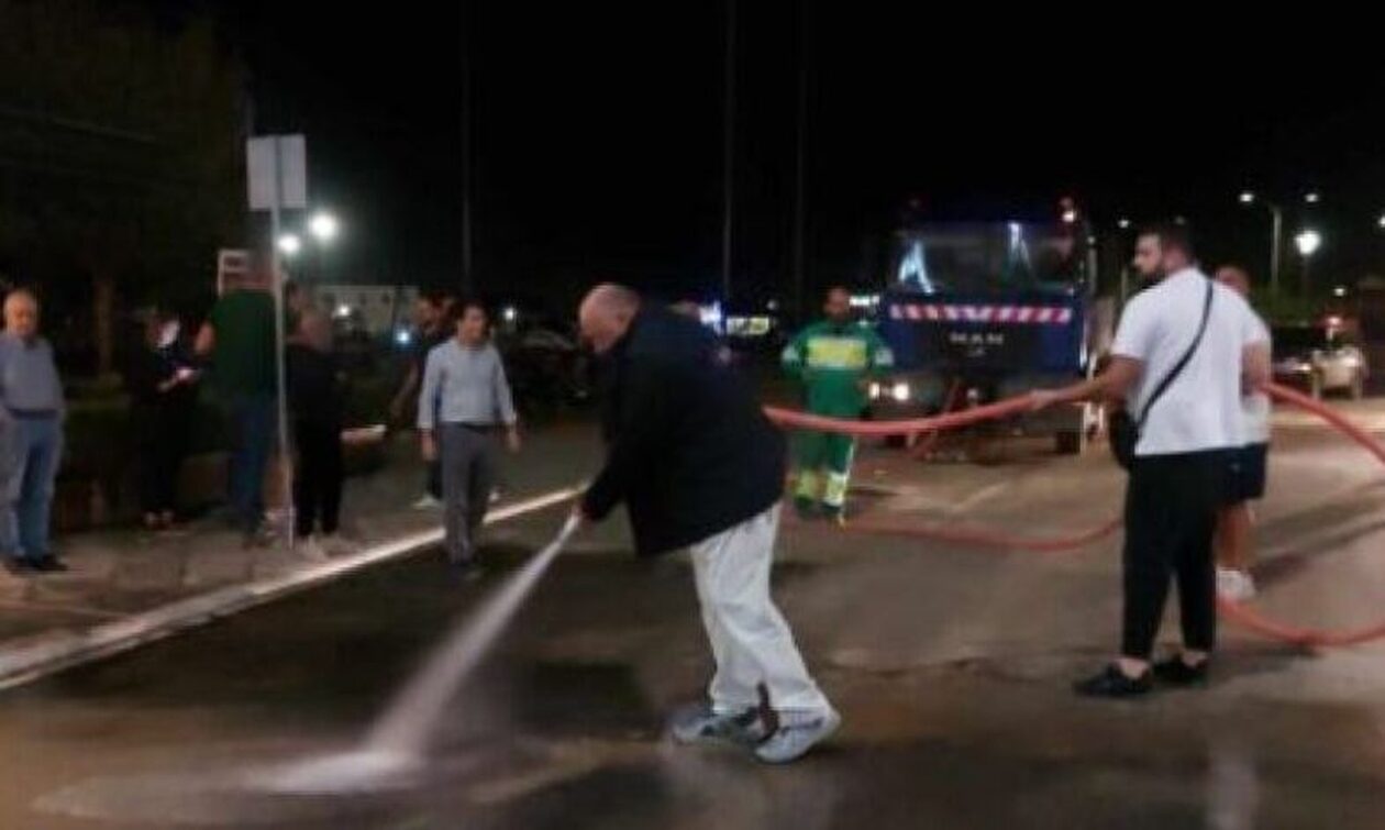 Κακοκαιρία Daniel – Βόλος: Ο Μπέος καθαρίζει τους δρόμους από τις λάσπες με μάνικα