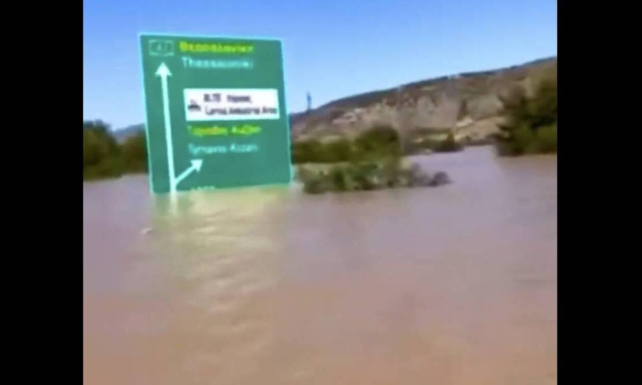 Κακοκαιρία Daniel: Απίστευτες εικόνες από τη Θεσσαλία – Πολίτης διασχίζει την Εθνική οδό με βάρκα