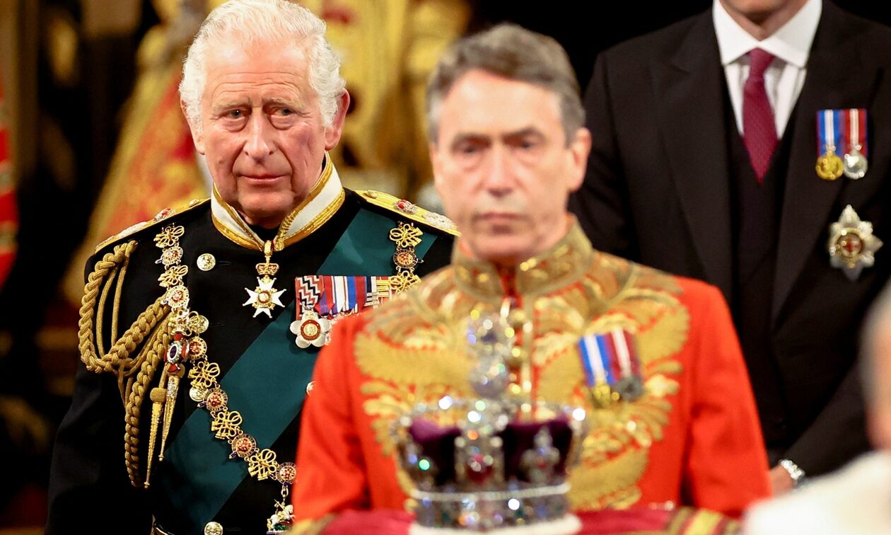 Κάρολος: «Ποτέ δε θα φθάσει τη βασίλισσα Ελισάβετ» – Τον σφάζει με το γάντι ο πρώην μπάτλερ του