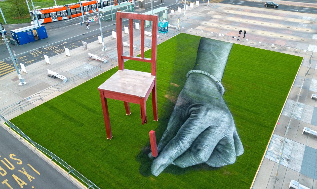 Έργο του καλλιτέχνη Saype στη Γενεύη στρέφει την προσοχή στα δεινά των αμάχων