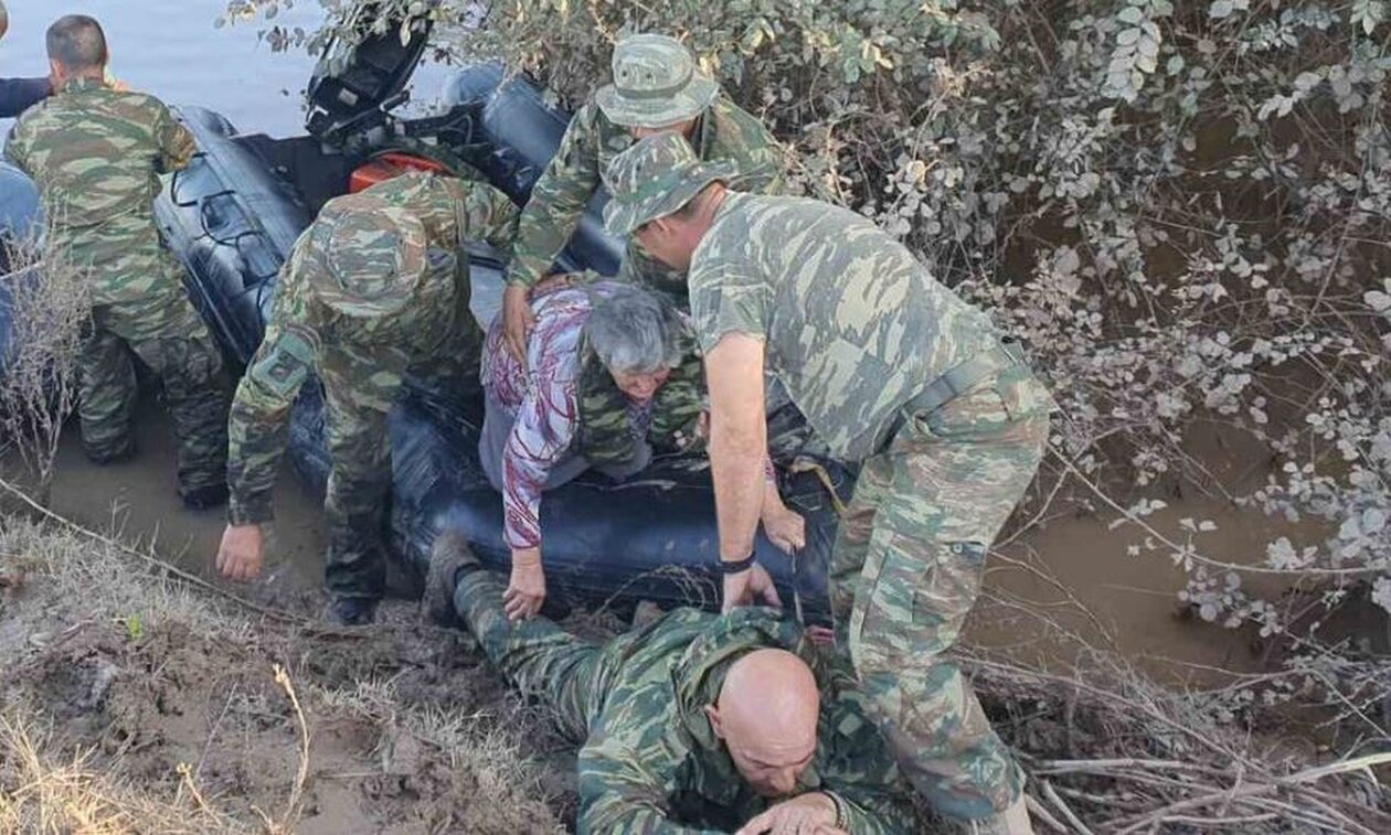 Πλημμύρες στη Θεσσαλία: Πεζοναύτης ξαπλώνει στο έδαφος για να πατήσουν πάνω του οι ηλικιωμένοι
