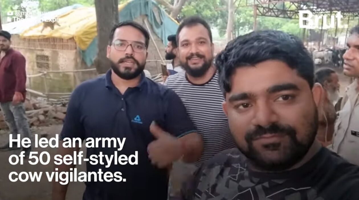 Στο σκαμνί ηγέτης ινδουιστικής ομάδας για την προστασία των αγελάδων: Υποκίνηση μίσους και δύο φόνοι