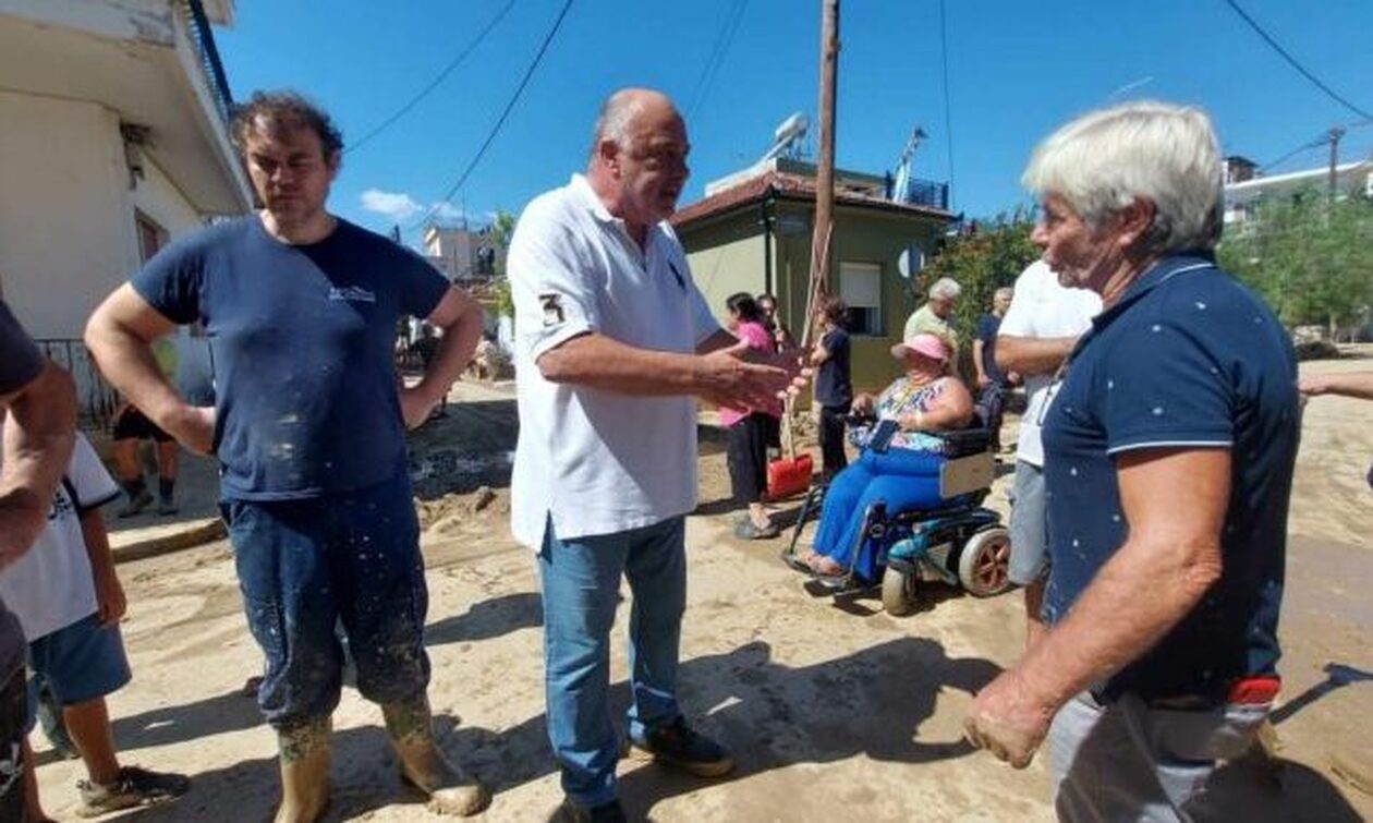 Βόλος: Ένταση και «γαλλικά» ανάμεσα σε Αχιλλέα Μπέο και εθελοντές της ΚΝΕ – «Άντε ρε φύγε από εδώ»