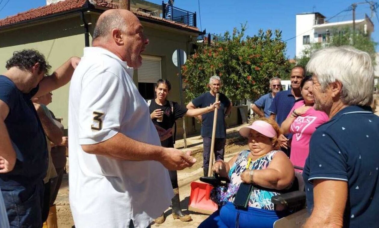 Αχιλλέας Μπέος: «Γραφικά κομματόσκυλα», απαντά μετά το επεισόδιο με μέλη της ΚΝΕ και πολίτες