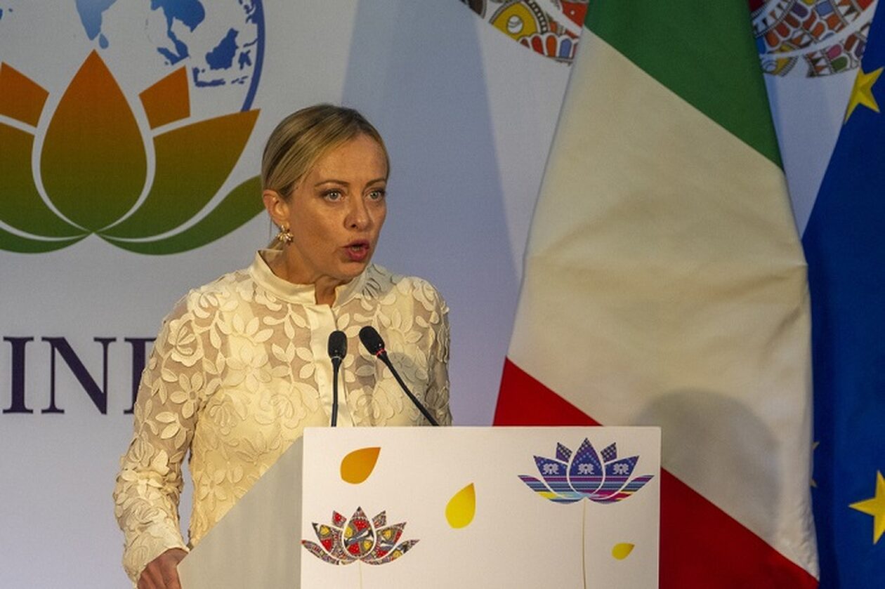 Μελόνι: Πρέπει να σταματήσουν οι ροές μεταναστών – Oι μετεγκαταστάσεις είναι δευτερεύουσες