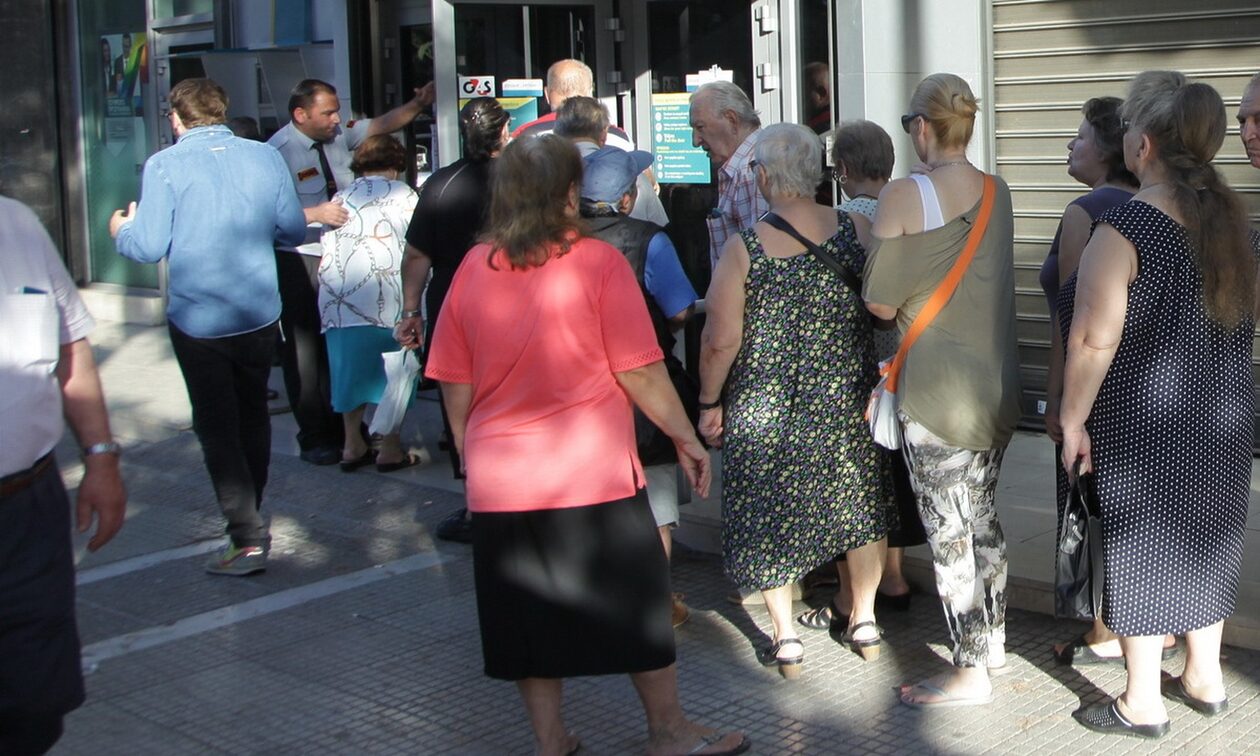 Συντάξεις Οκτωβρίου: Πότε ξεκινούν οι πληρωμές – Οι ημερομηνίες που θα δουν λεφτά οι συνταξιούχοι