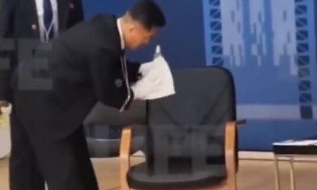 Ρωσία: Μέλη της ασφάλειας του Κιμ απολύμαναν την καρέκλα στη συνάντηση με Πούτιν (Βίντεο)