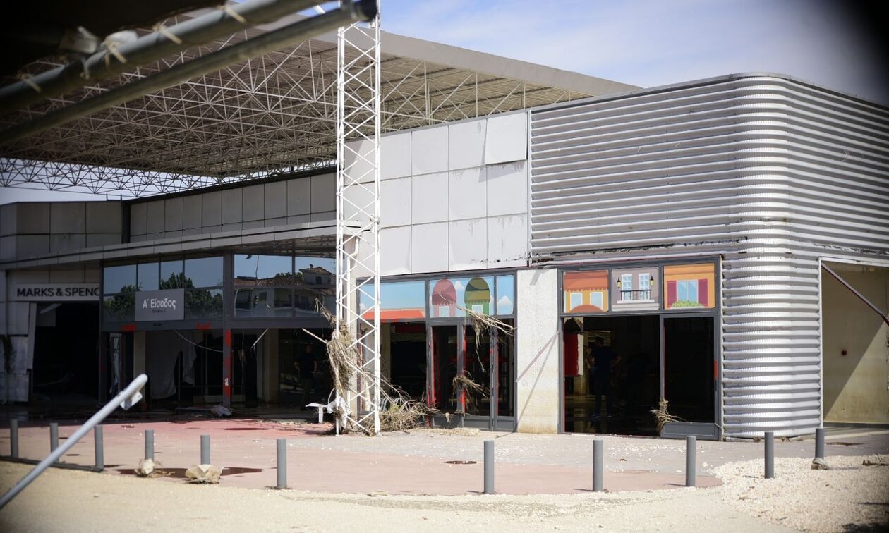 Λάρισα: Διαρρήκτες… δύτες άνοιξαν ΑΤΜ και χρηματοκιβώτιο σούπερ μάρκετ ενώ επέπλεε