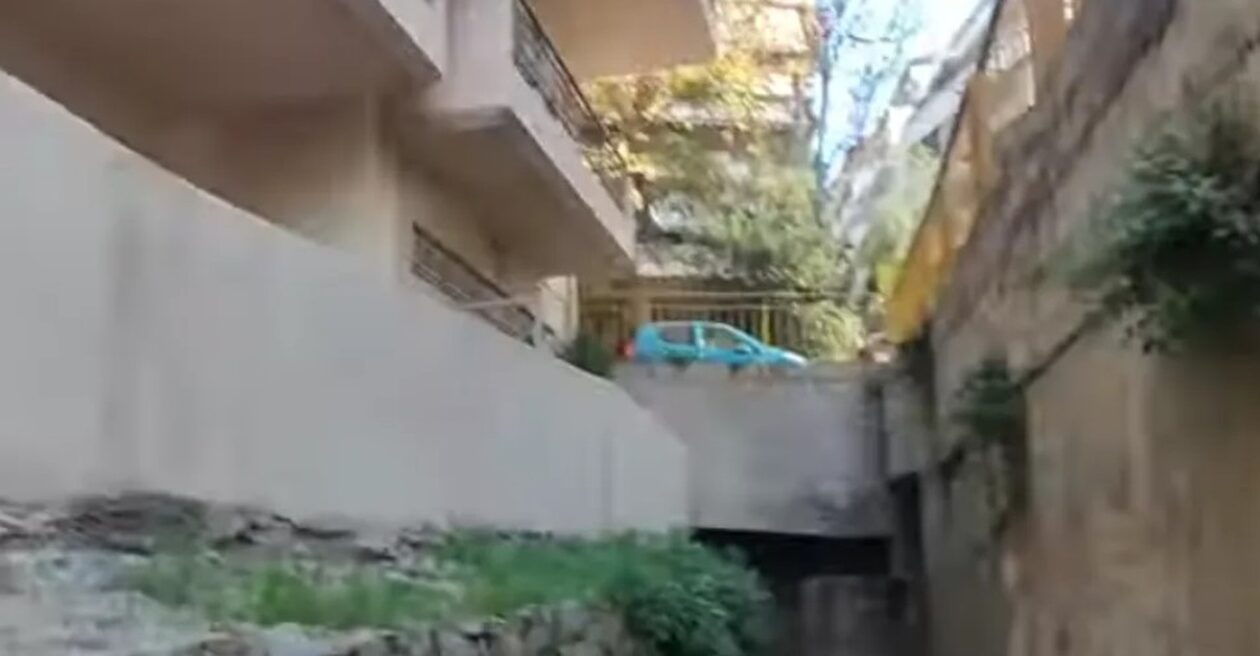 Ρέμα στο κέντρο της Αθήνας διασχίζει υπόγεια και αυλές – Τι λέει κάτοικος