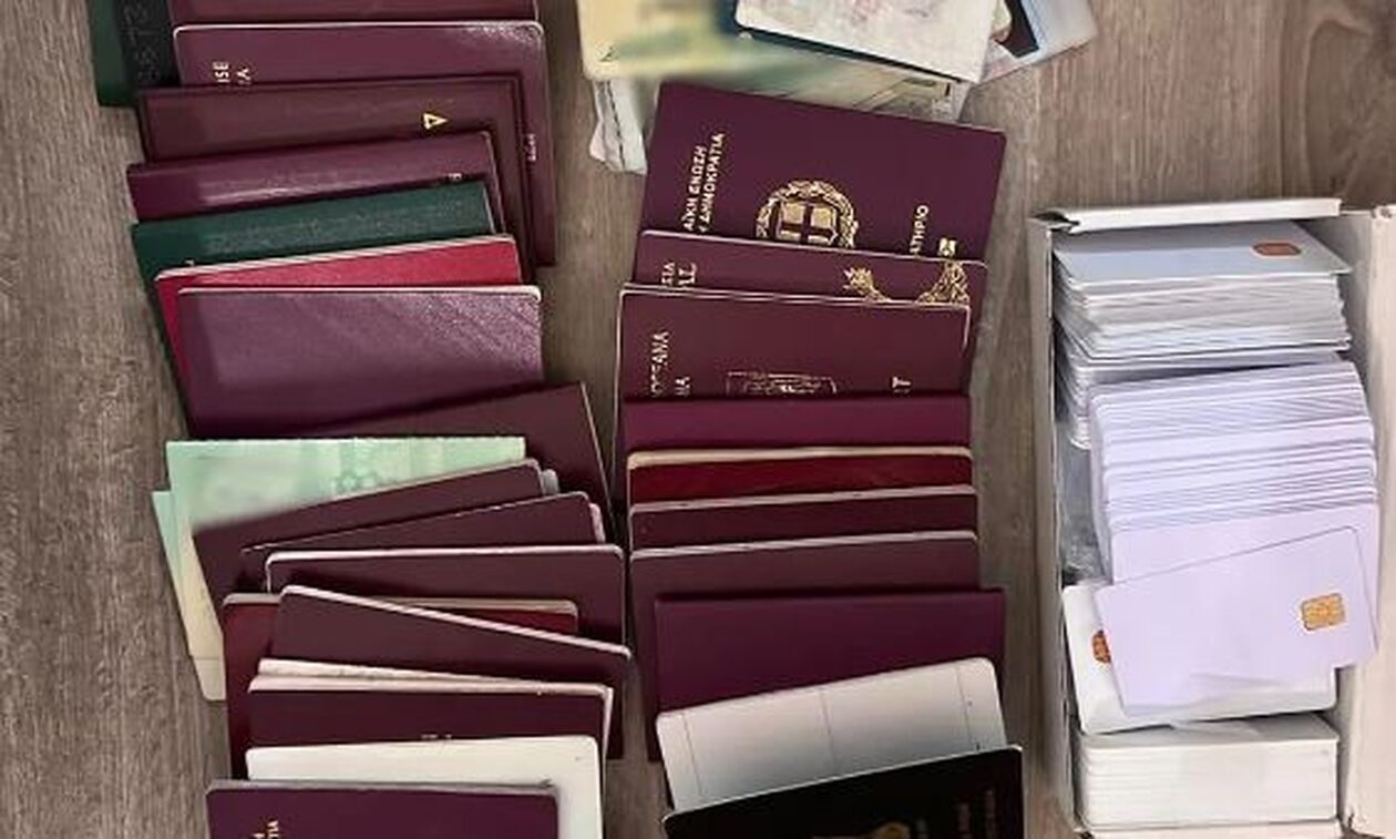 ΕΛΑΣ: «Ξηλώθηκε» κύκλωμα πλαστογράφων – Επτά συλλήψεις στην Αττική