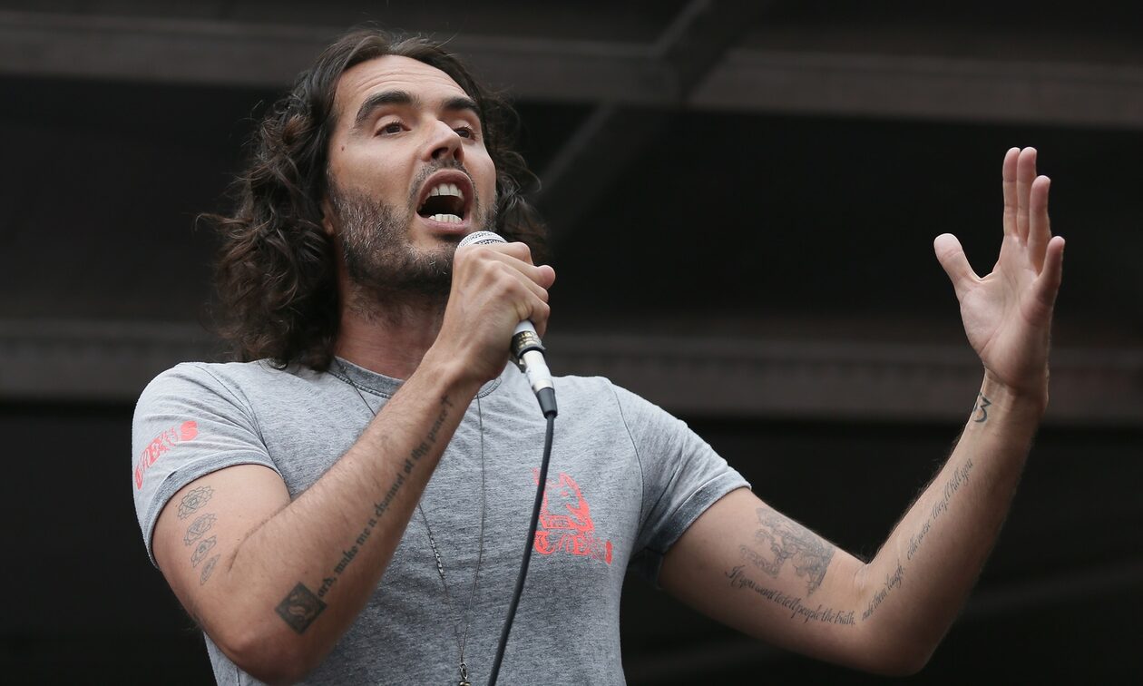 Ράσελ Μπραντ: Tέσσερις γυναίκες τον κατηγορούν για σεξουαλική κακοποίηση και βιασμό – Τι απαντά