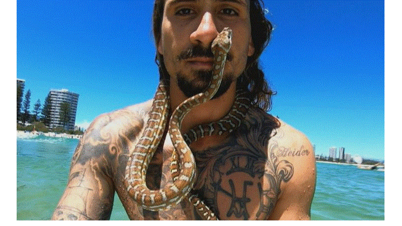 Αυστραλία: Πρόστιμο 1500 ευρώ σε άνδρα που έκανε σερφ με τον πύθωνά του