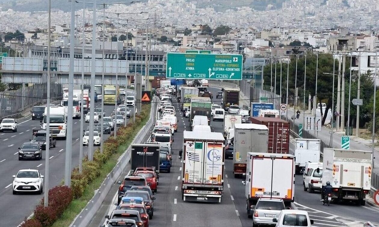Κίνηση τώρα: Πτώση αντικειμένων στο οδόστρωμα από φορτηγό – Κίνηση στην Αττική Οδό