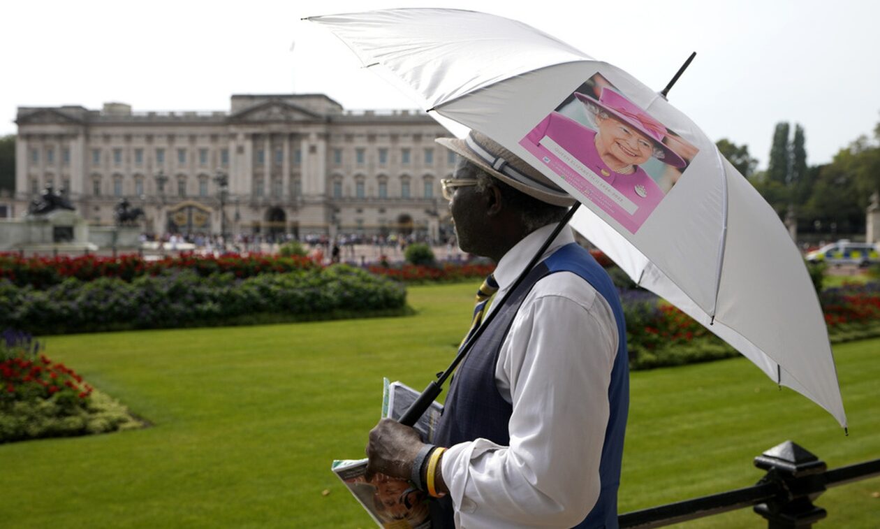 Συναγερμός στο Mπάκιγχαμ: Άνδρας σκαρφάλωσε σε τοίχο κοντά στο παλάτι