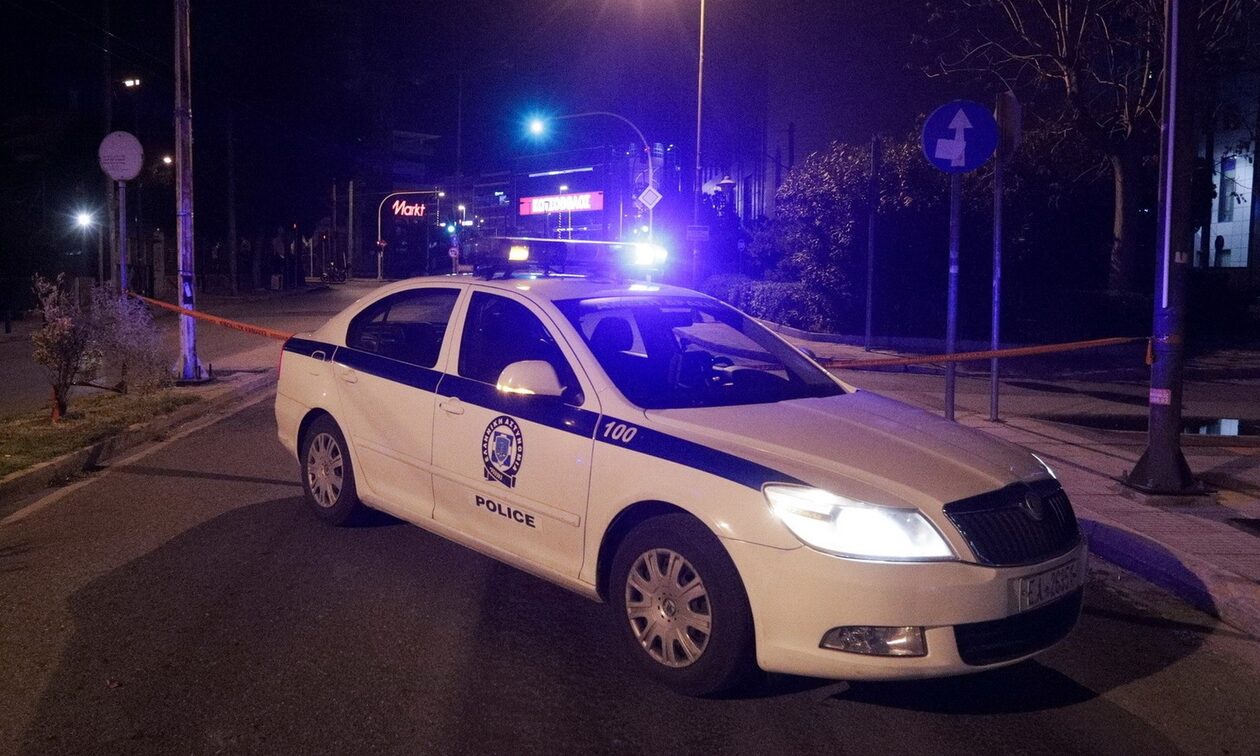 Νέο Φάληρο: Παραδόθηκε στις αρχές ο άνδρας που απειλούσε να πέσει από γέφυρα