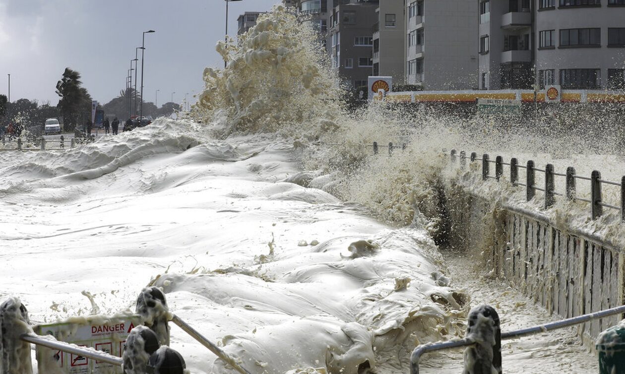 Νότια Αφρική: Γιγαντιαία κύματα «κατάπιαν« δρόμους και σπίτια – Τουλάχιστον δύο νεκροί