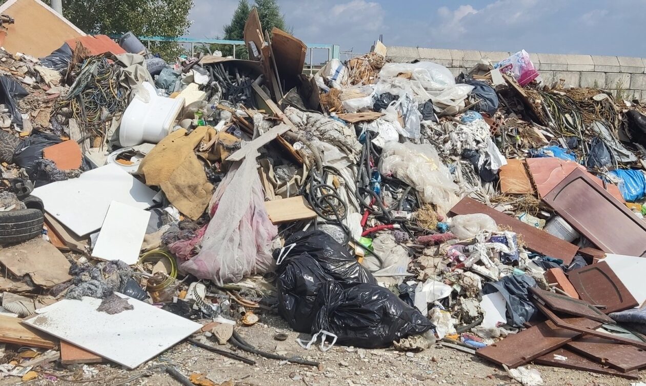 Θεσσαλονίκη: Έριχναν μπάζα από ανακαίνιση διαμερίσματος μέσα σε χωράφι – Δύο συλλήψεις